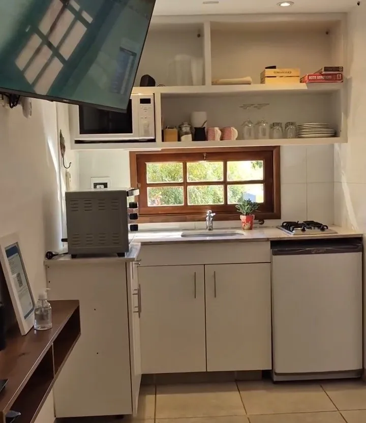 Cocina equipada con microondas y horno eléctrico